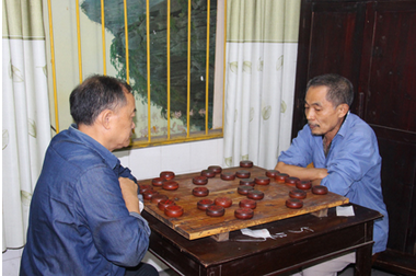 圖為老同志們正在進行象棋比賽.png
