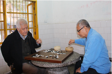 圖為老同志們正在進行圍棋比賽.png