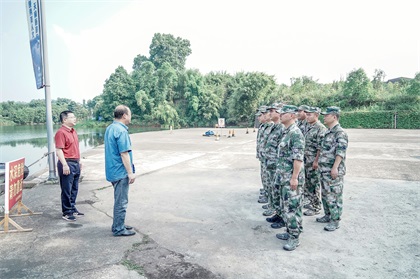 陳偉看望應(yīng)急救援分隊00 (1).jpg