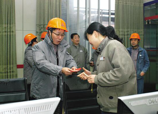 彭傳勇 寧忠培 袁忠新年慰問堅(jiān)守一線員工