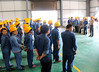 瀘州市總工會領(lǐng)導(dǎo)為瀘天化一線員工送清涼